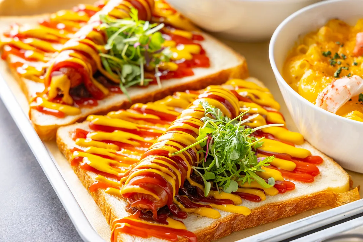 ソーセージにケチャップとマスタードがたっぷりかかった、食欲をそそるオーストラリア バニングスサンド。