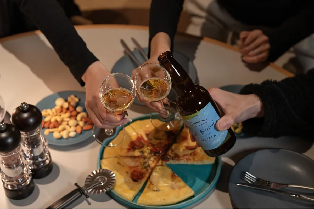 地ビールで乾杯する夕食のひととき