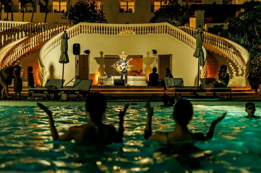 心地よい夜風とともに楽しむプールサイドライブ