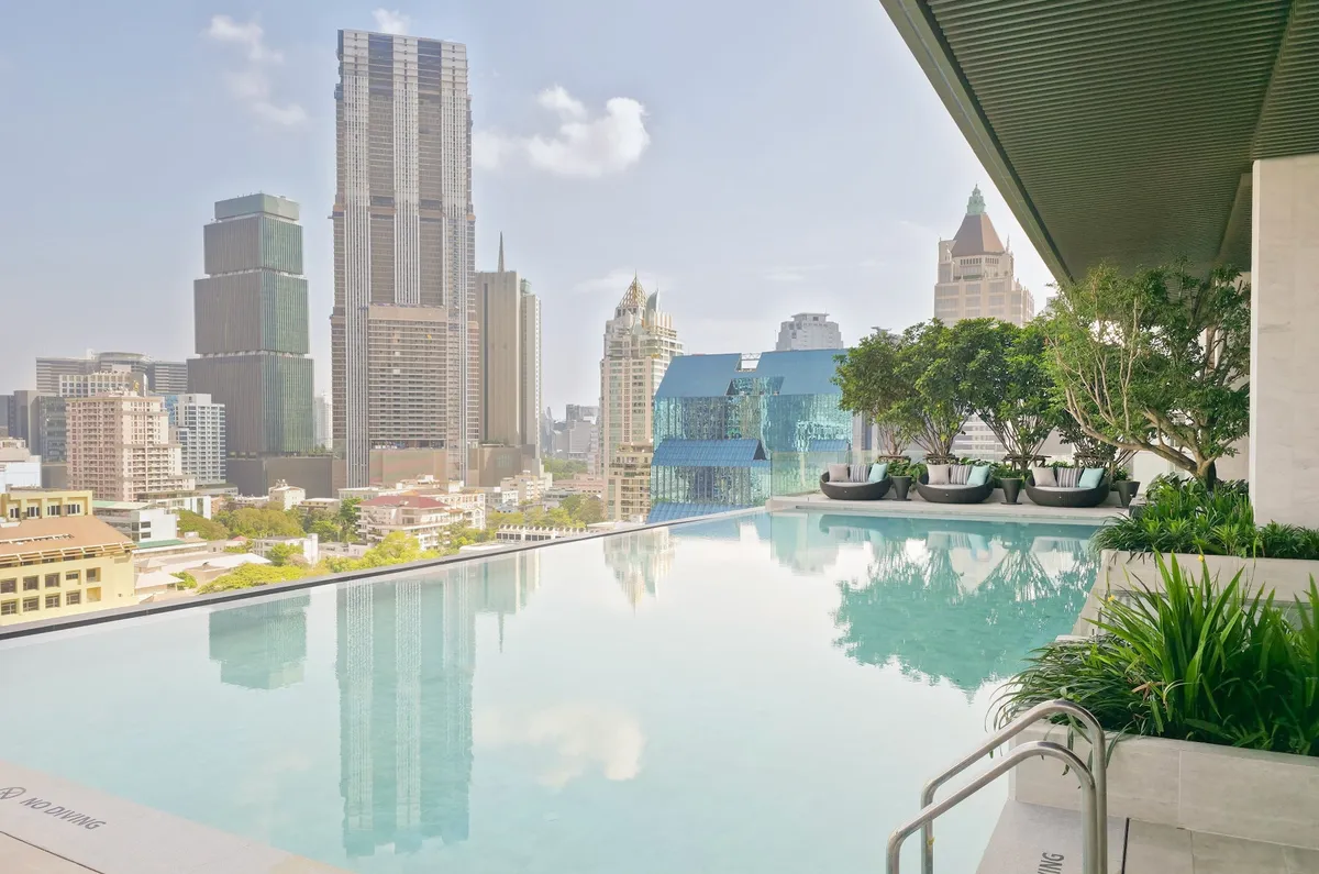 バンコクのビル群を望む屋外プール