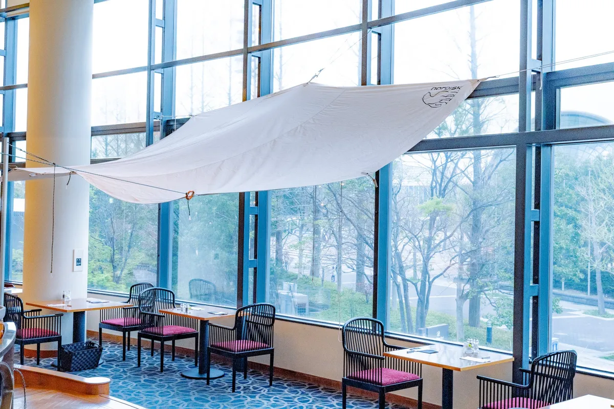 ノルディスクのタープの下で食事を楽しめるテーブル席の様子