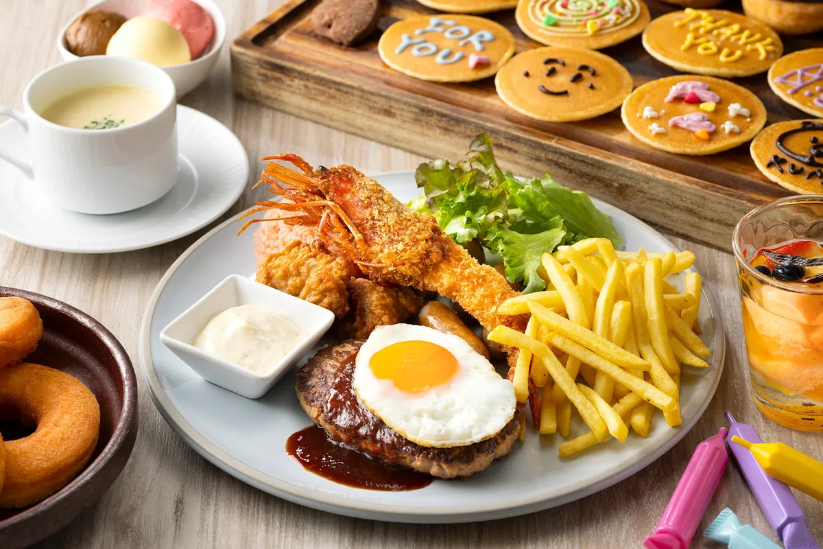 お子様用プレートとデコレーションされたパンケーキ