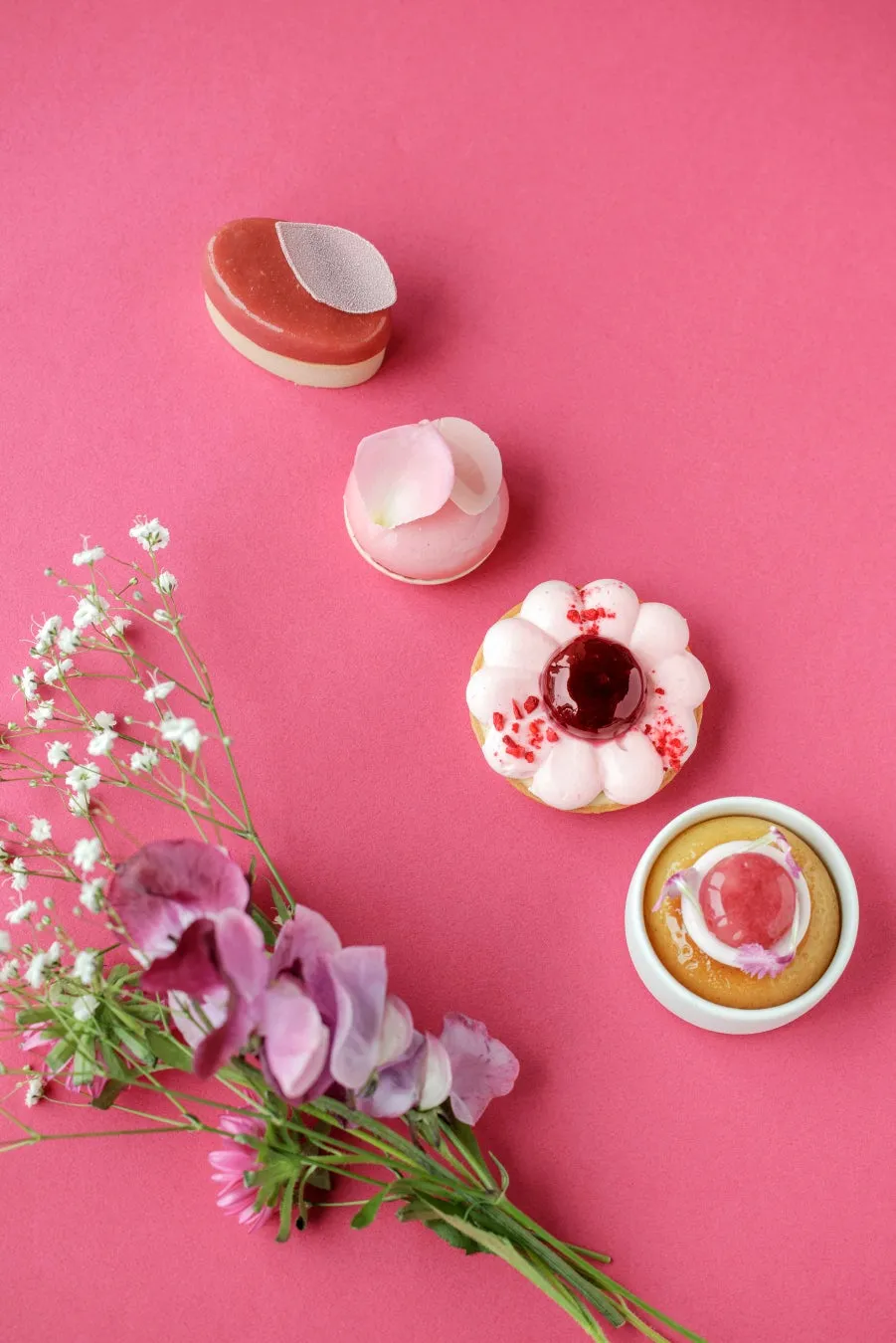 彩り豊かなスイーツの盛り合わせ