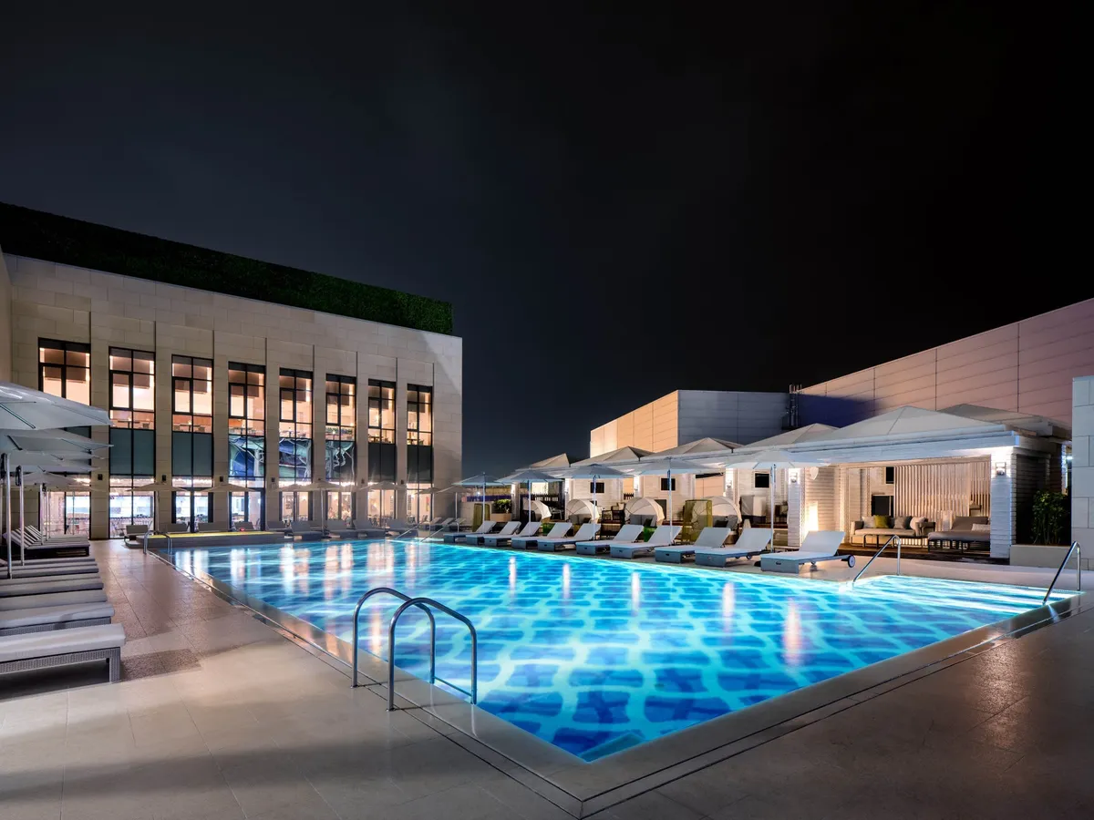 幻想的な夜の屋外プール