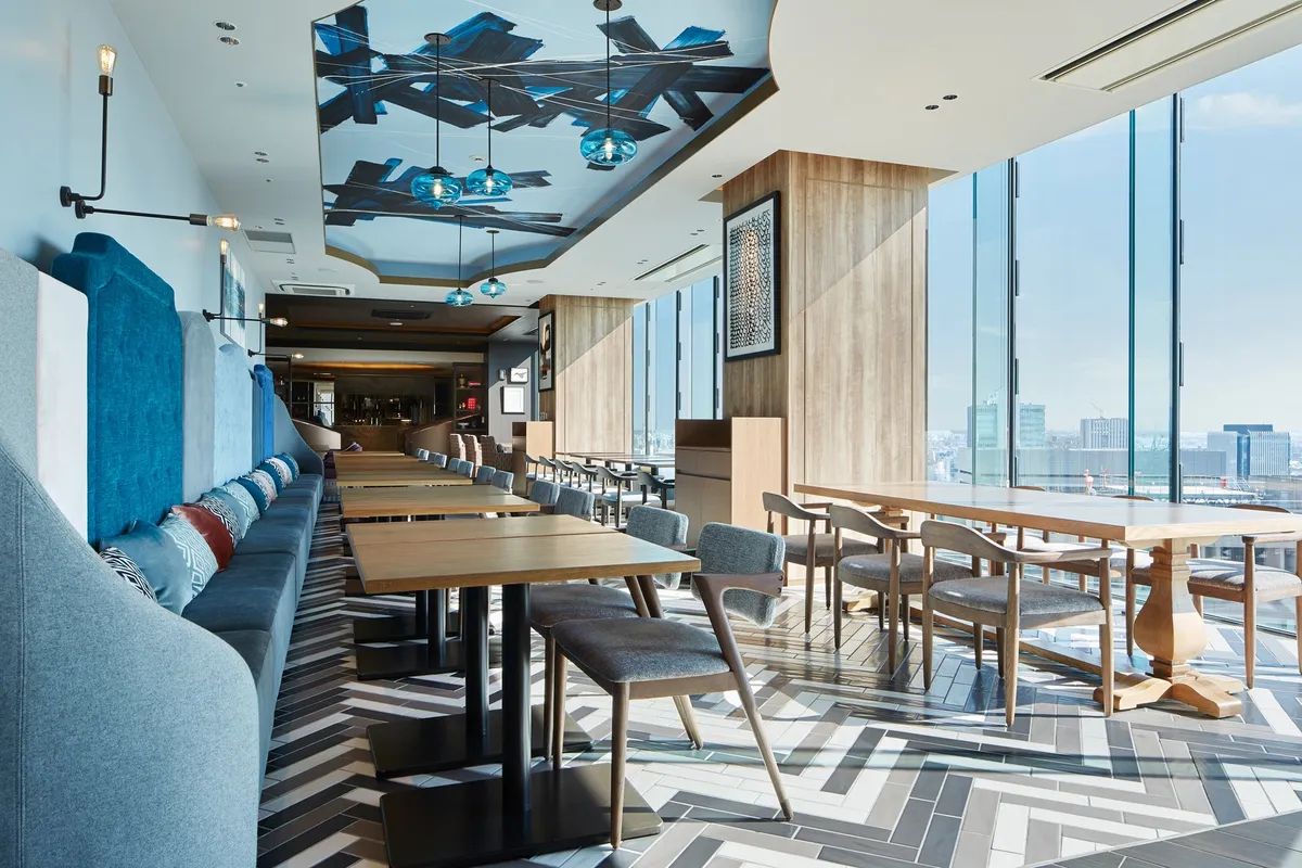 大きな窓から名古屋の街を一望できるレストラン内観