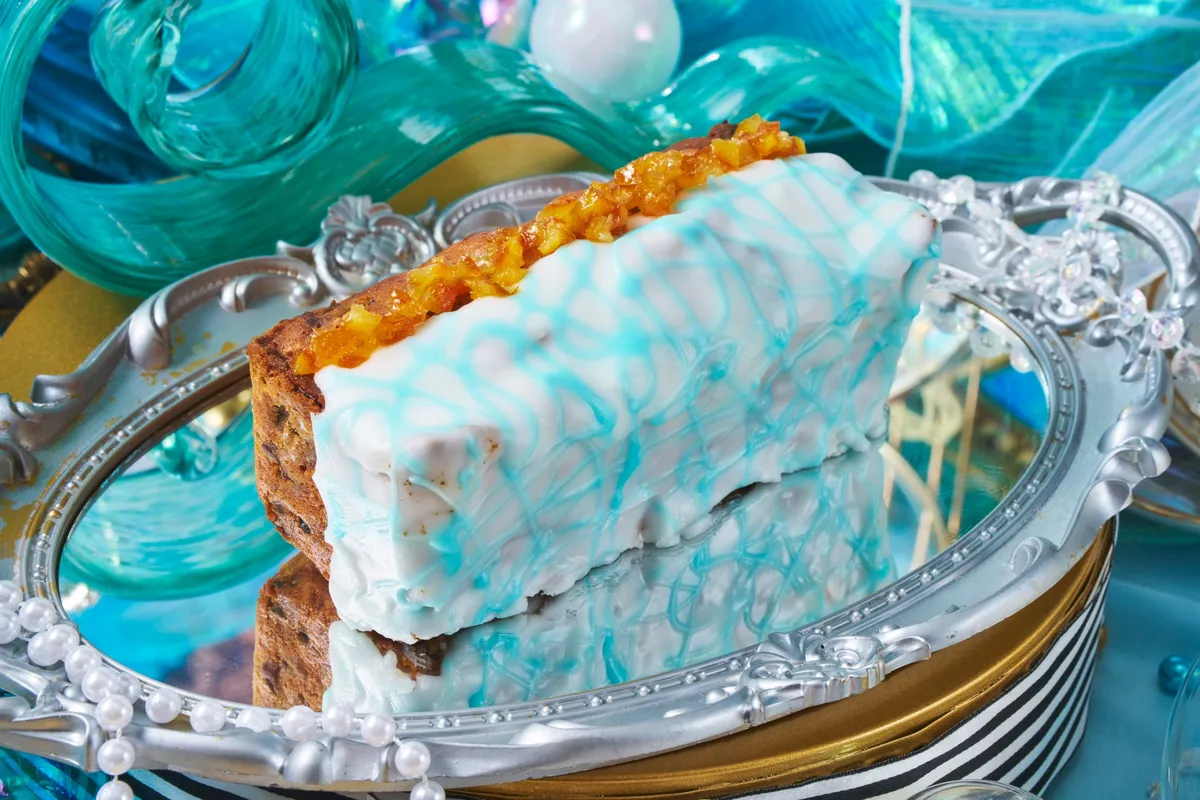 海底の波や泡を彷彿とさせるブルーのスイーツ