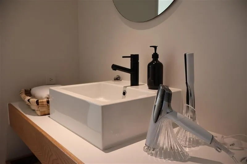 ホテルの洗面スペースに備え付けられたReFaのドライヤーとアイロン