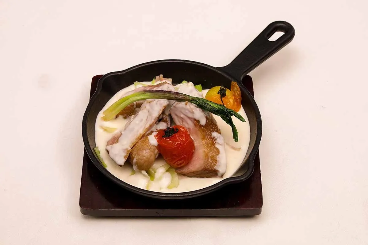 スキレットで熱々に仕上げられた能登豚のロースト