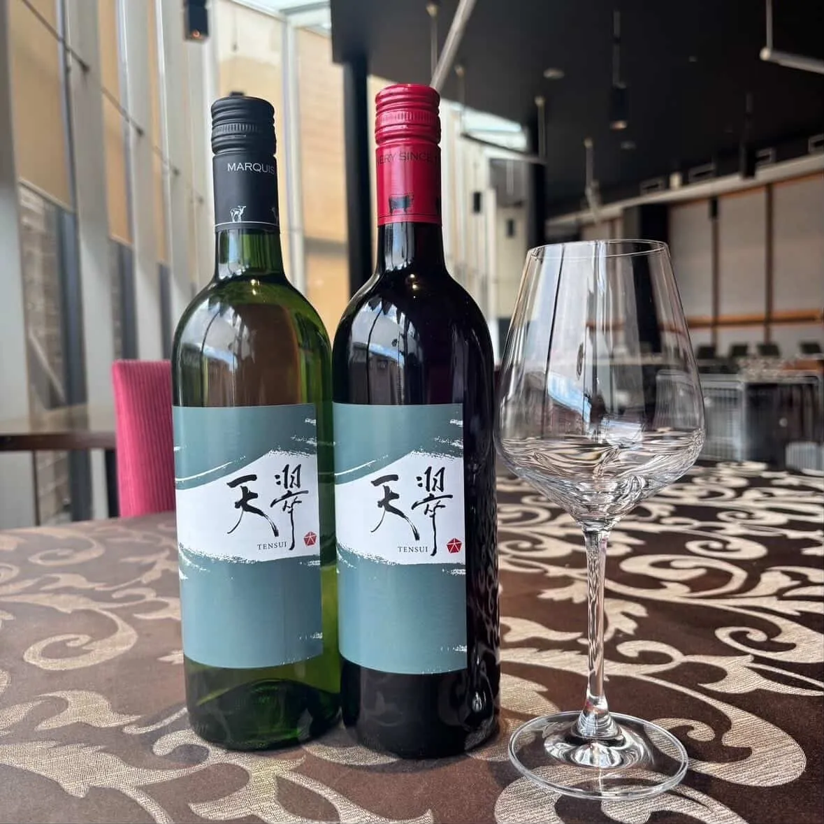 熱海TENSUIのラベルが貼られた赤・白のハウスワインボトル
