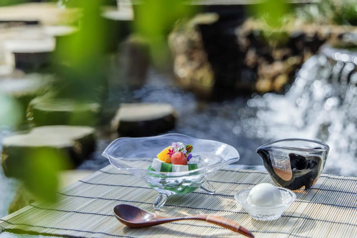 涼やかなガラスの器に盛られた冷菓