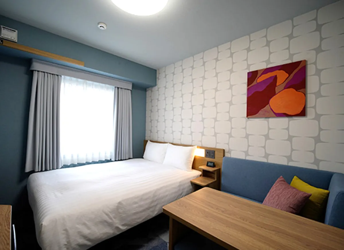 モダンで落ち着いた雰囲気の客室