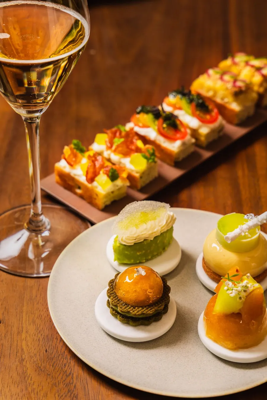 プレートに並ぶスイーツとセイボリー