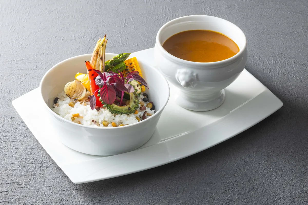 色鮮やかな夏野菜を添えたスープカレー