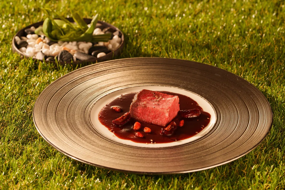 美しい赤身が目を引く新生漢方和牛のロティ。濃厚なソースとともに