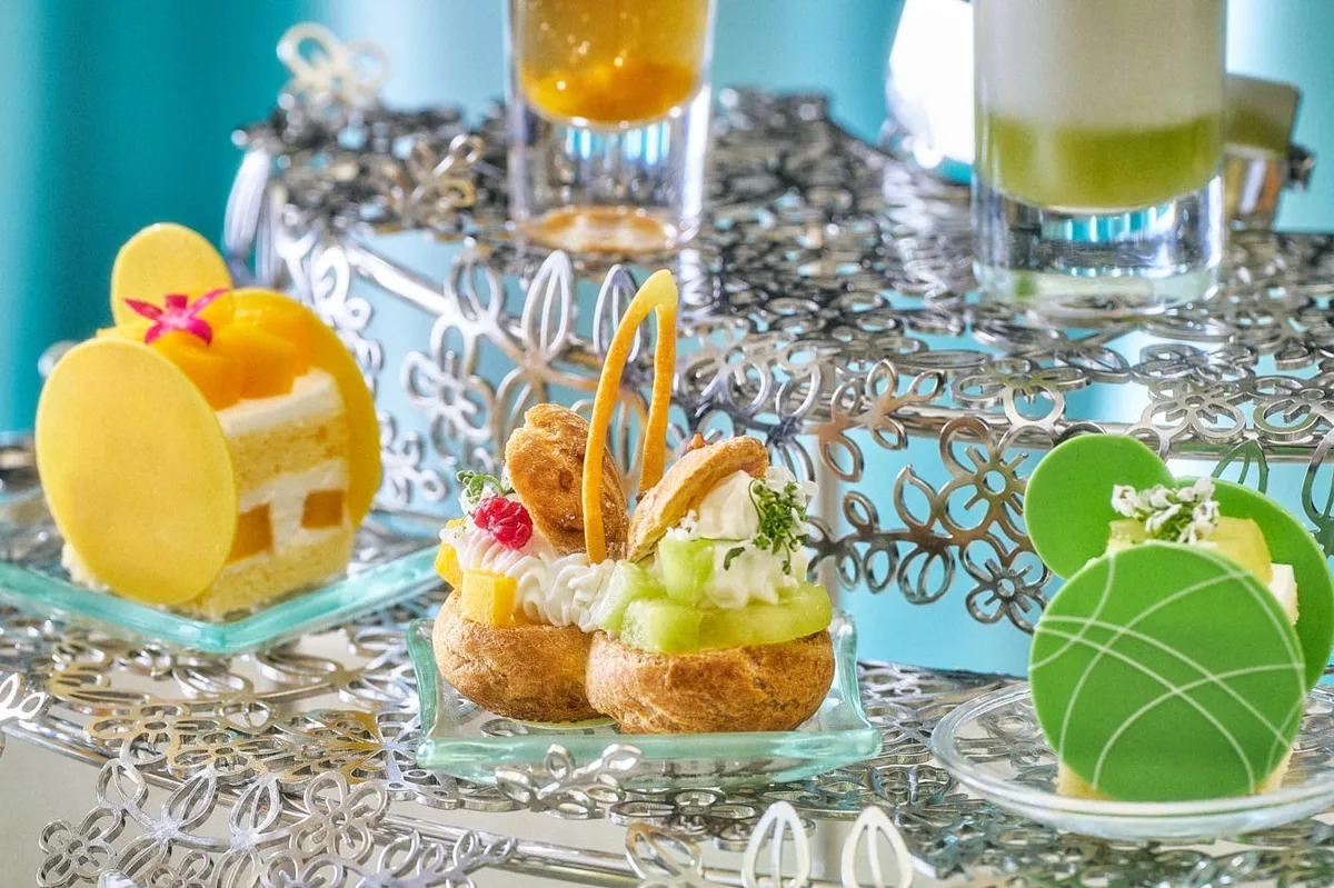 マンゴーショートケーキや花かごシュークリームなどのスイーツ