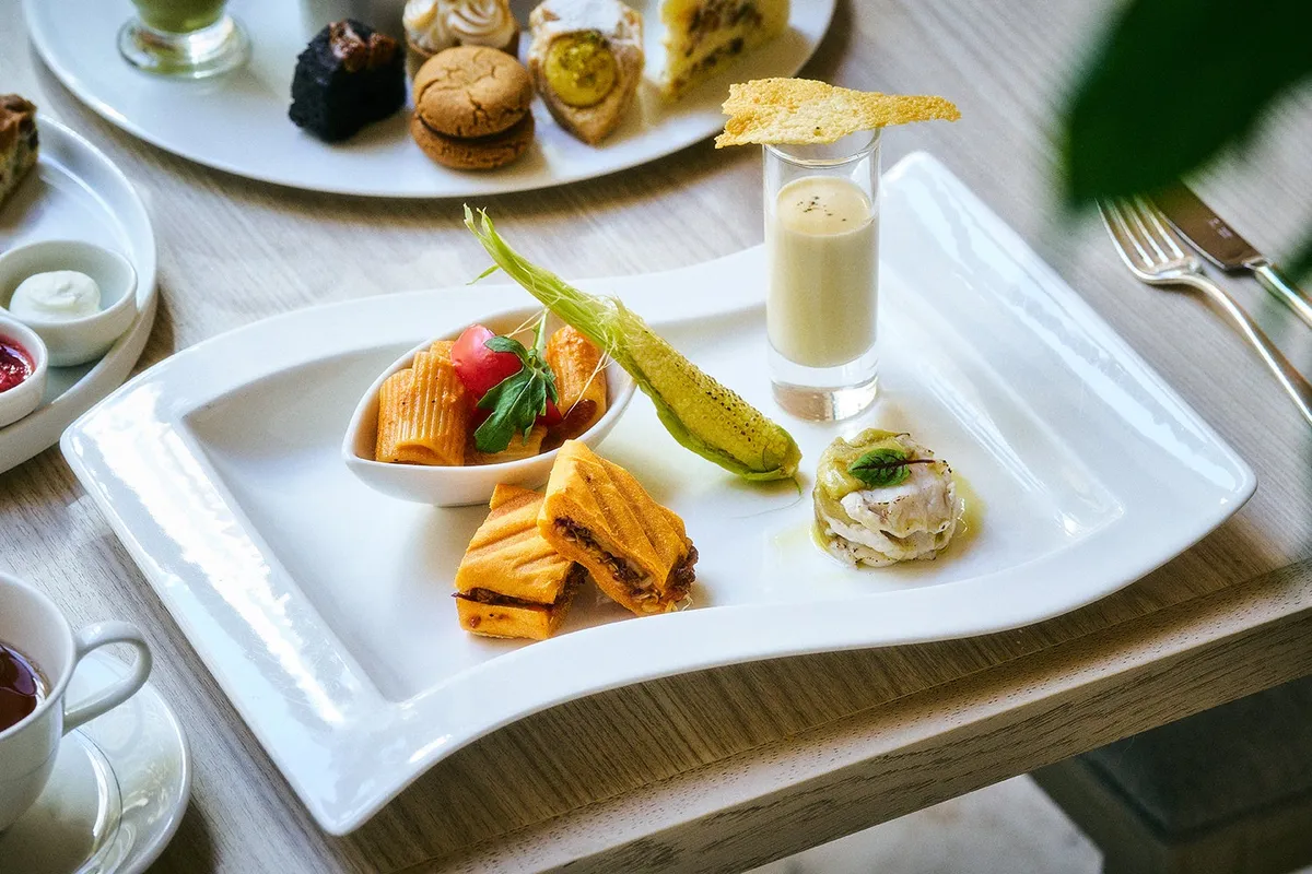 ホワイトコーンのスープやパニーニなどが並ぶセイボリープレート