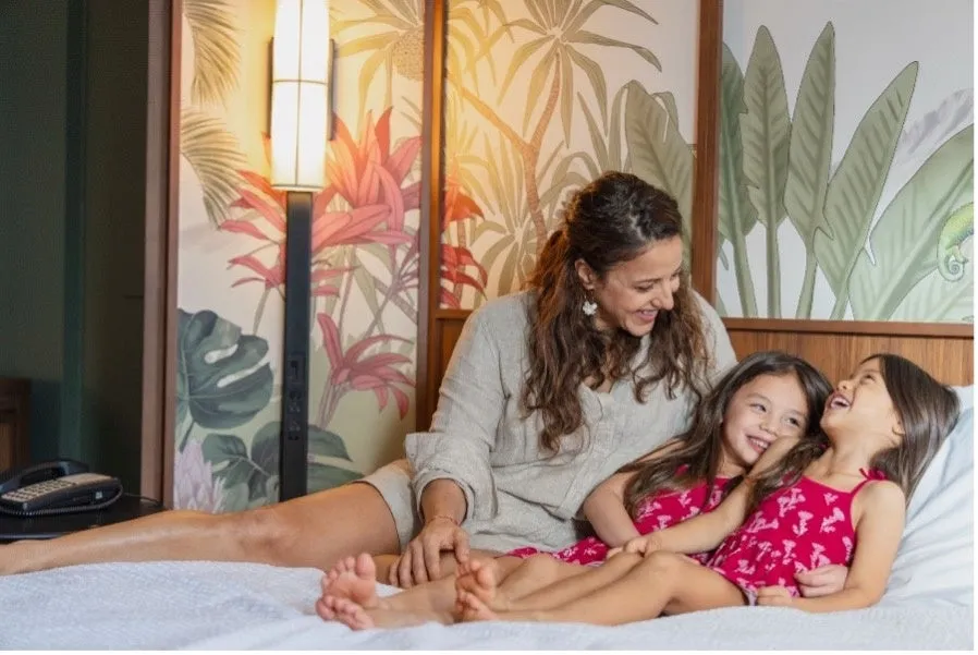 上空から見た開放的なプールエリア