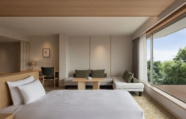 自然を身近に感じるデイベッド付きの客室