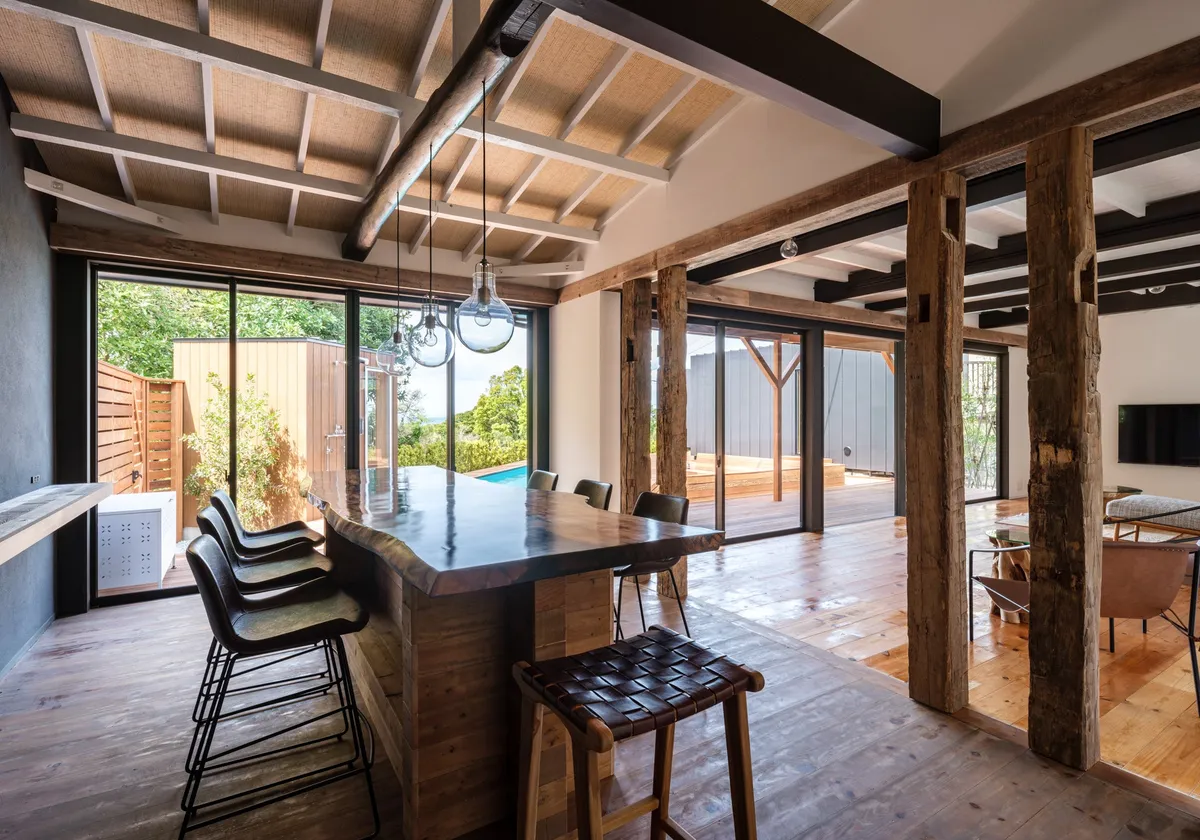 古民家の立派な梁を活かしたモダンなダイニングキッチン空間