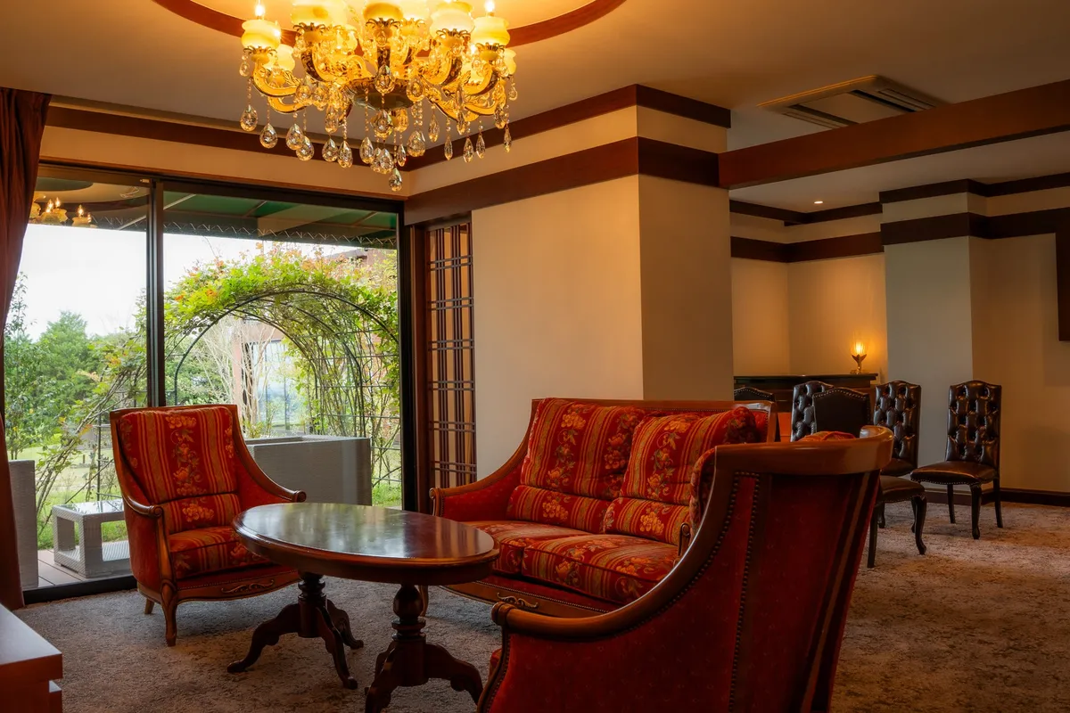 クラシックな調度品とシャンデリアが印象的なラウンジ空間