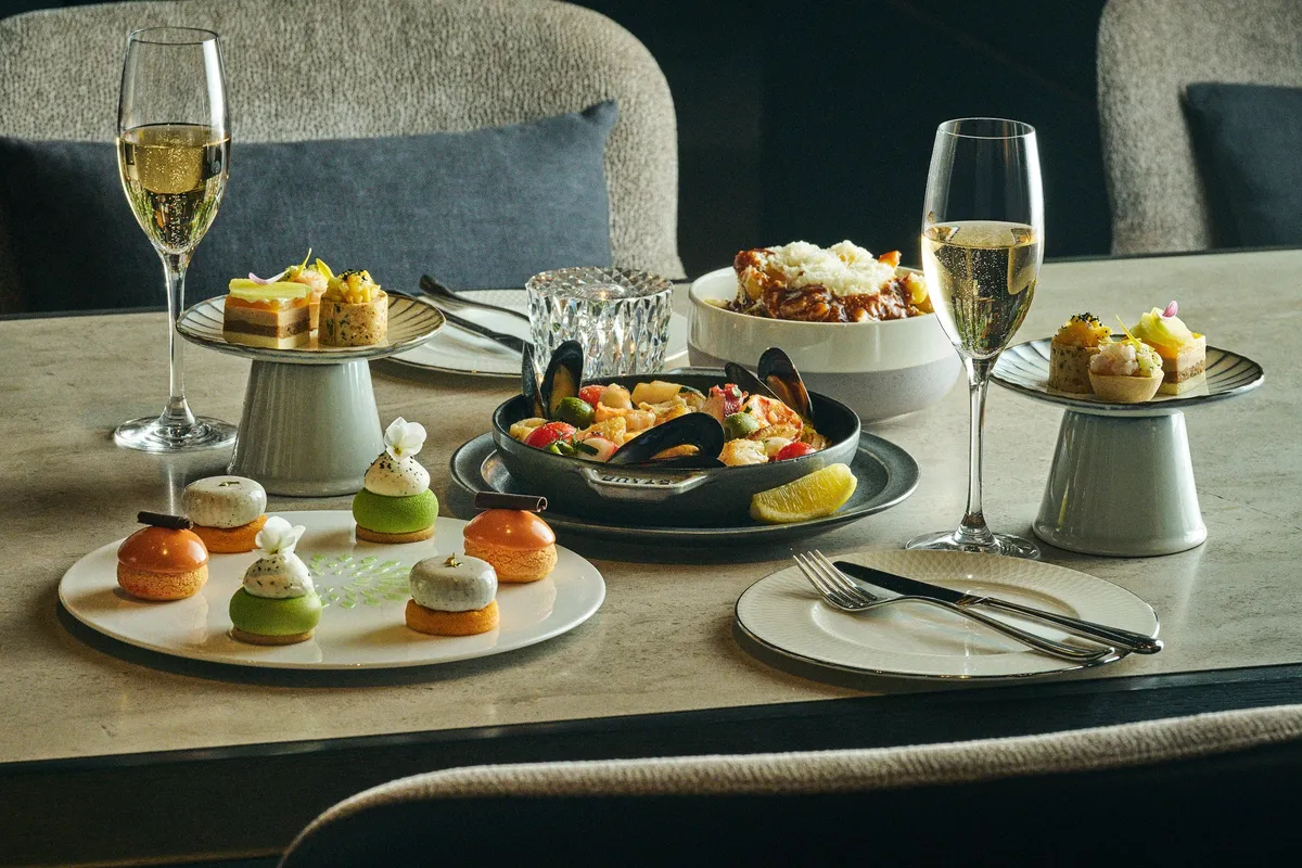 パエリアやセイボリーが並ぶ豪華なハイティーセット