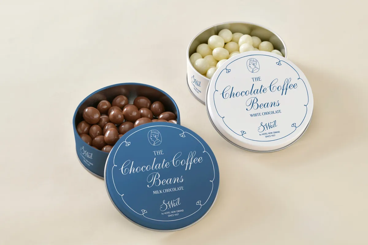 ミルクとホワイト2種類のコーヒービーンズチョコレートが入ったお洒落な缶