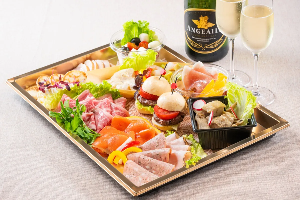 彩り豊かなオードブルとスパークリングワイン