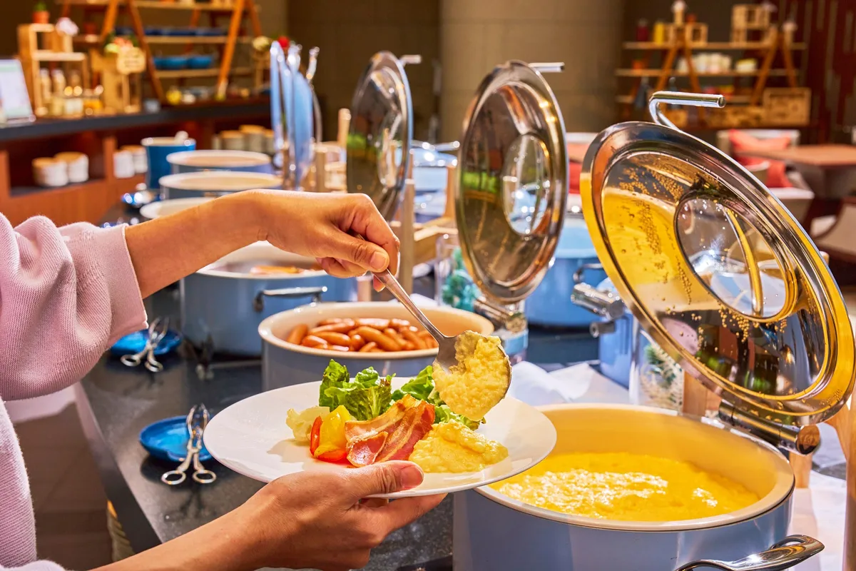 ブッフェで料理を取り分ける様子