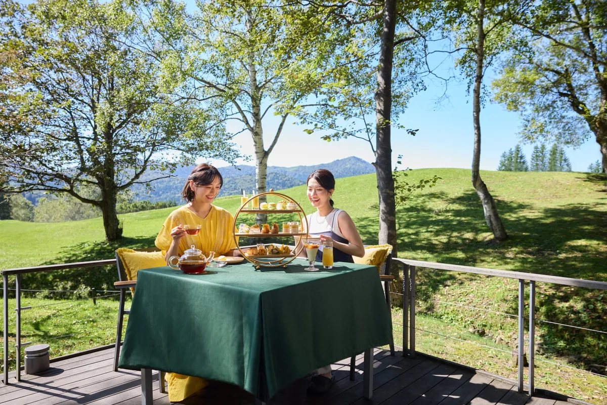 白樺の木々に囲まれた「せせらぎデッキ」での優雅なひととき