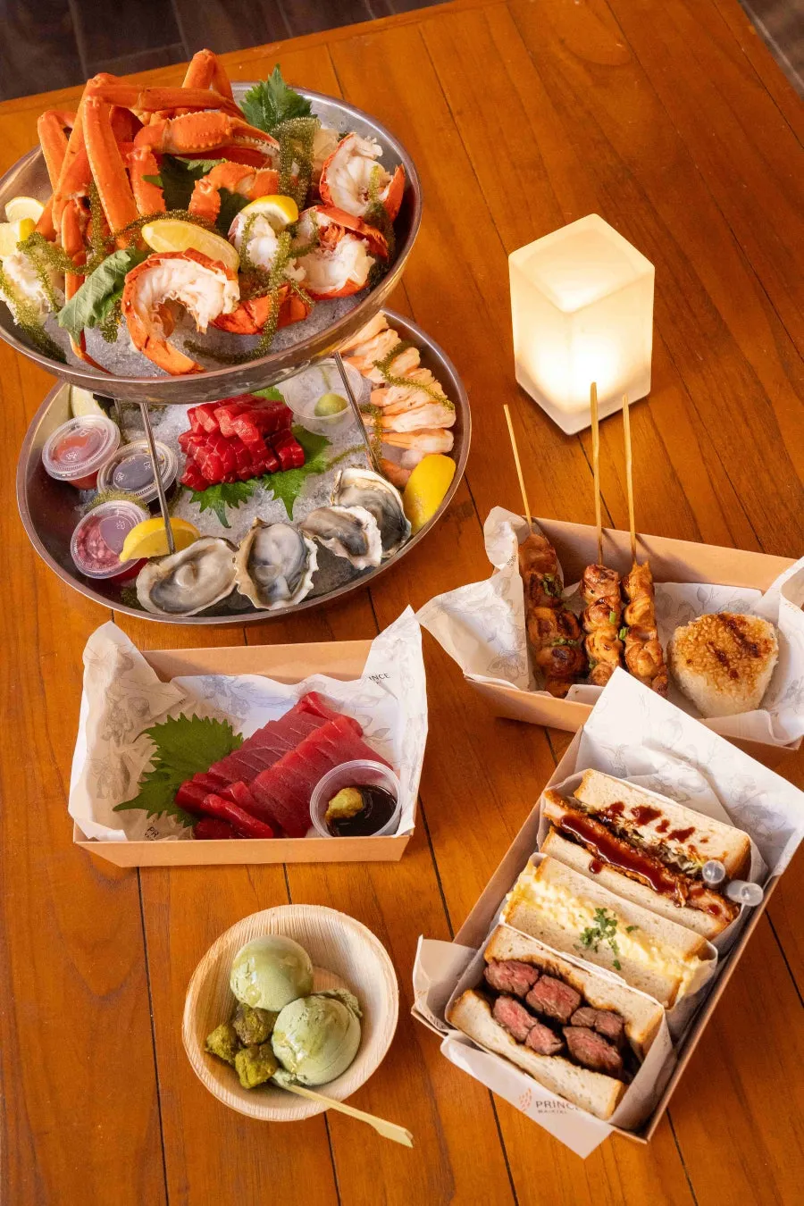 シーフードタワーや焼き鳥、サンドイッチなど多彩なフードメニューの盛り合わせ