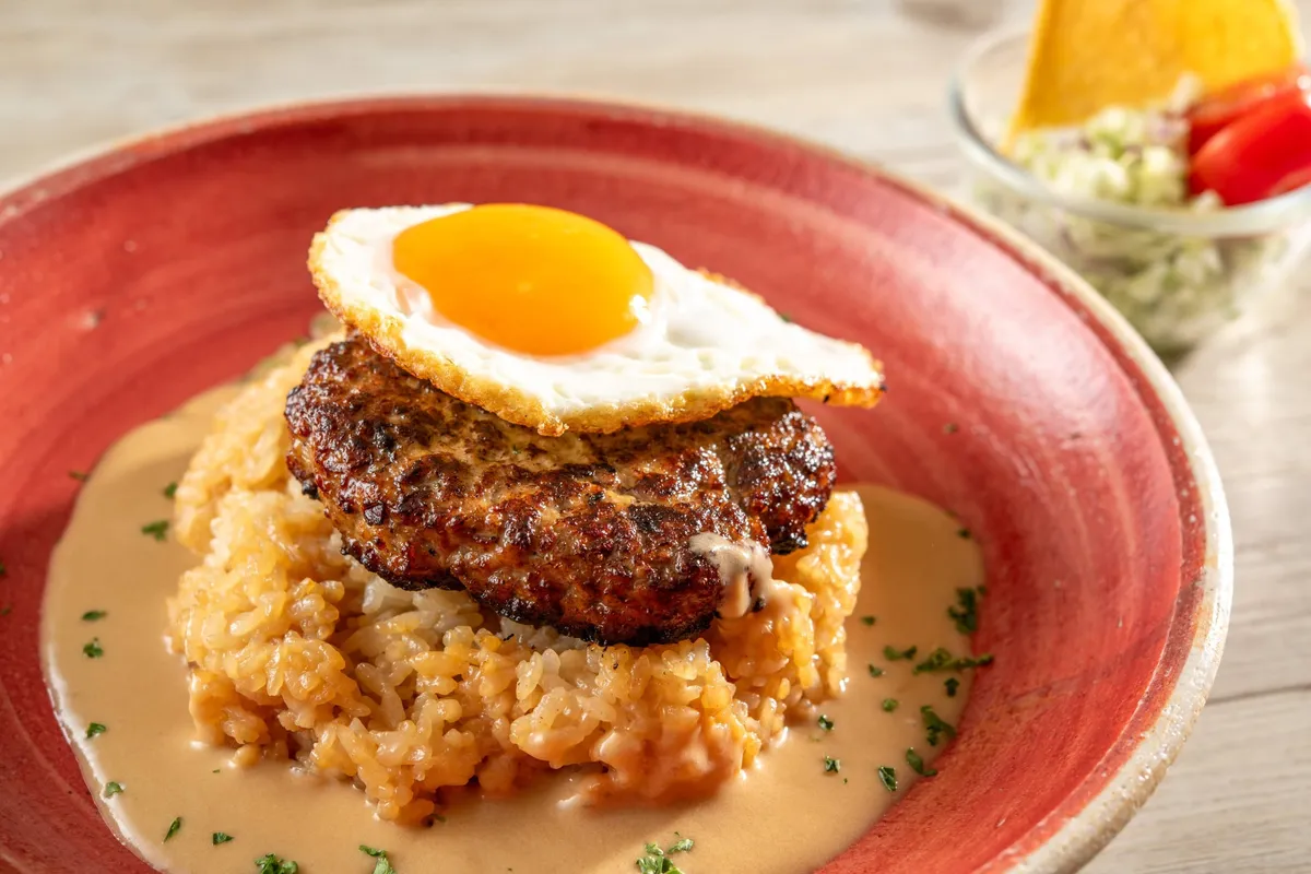 半熟の目玉焼きが乗った本格的なロコモコプレート