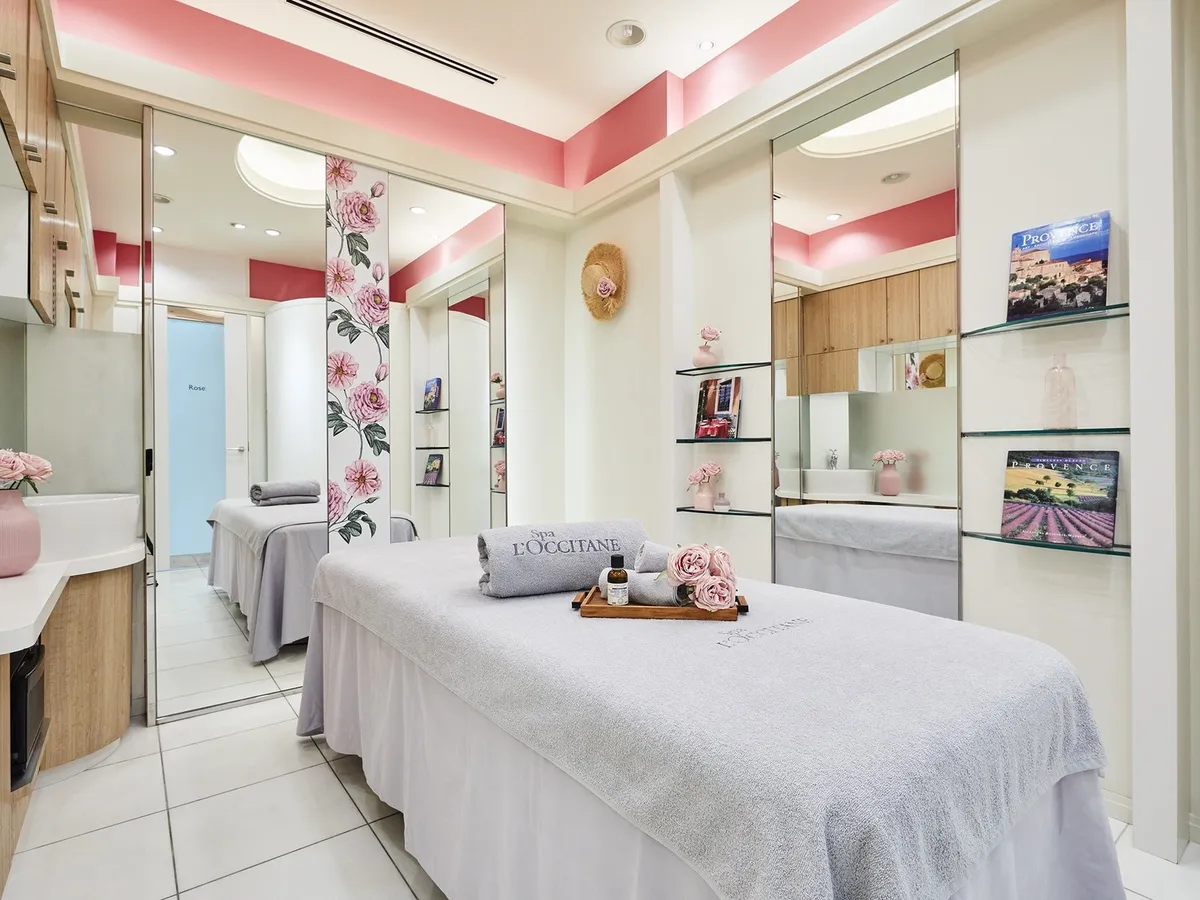 ローズの装飾が施された華やかなトリートメントルーム