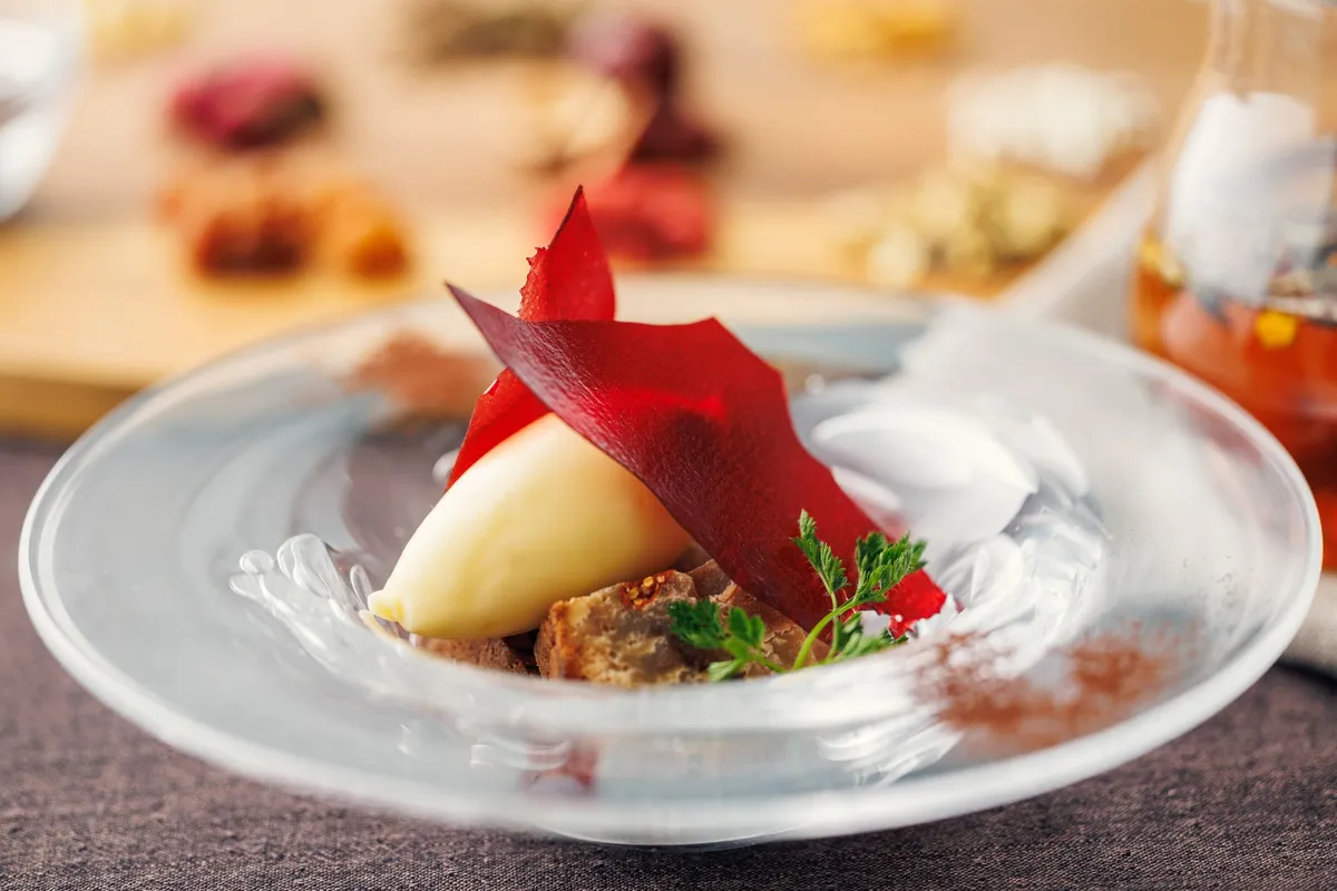 美しい盛り付けの生薬入りスイーツ、ガトーサンテ