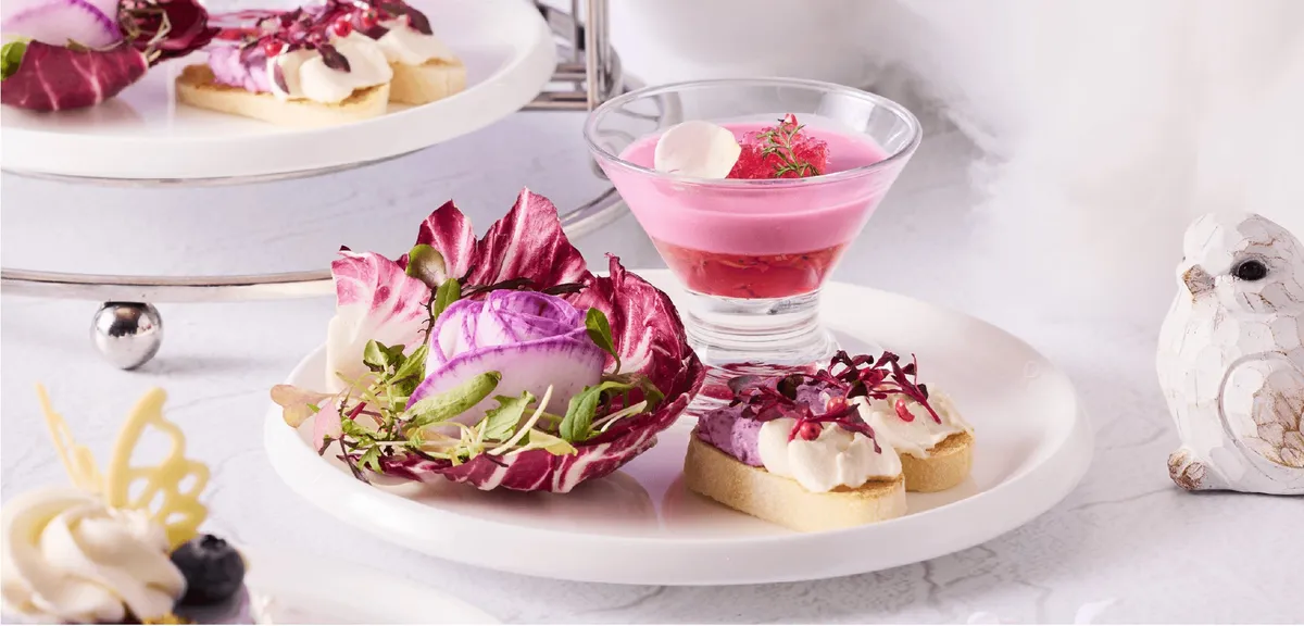 バラを模った野菜やムースのセイボリープレート