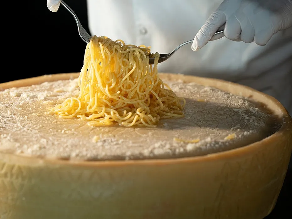 巨大なチーズの器で仕上げるカルボナーラ