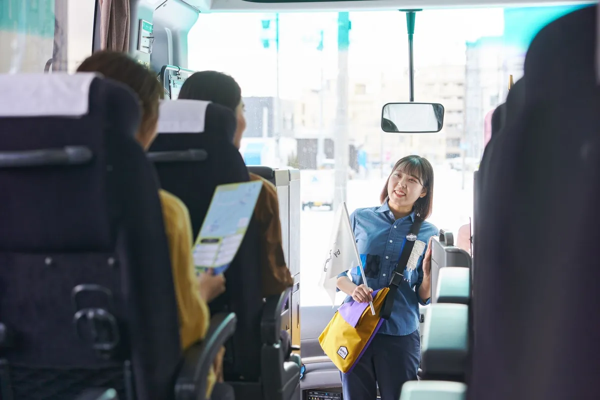 車内でガイドを行うOMOレンジャー