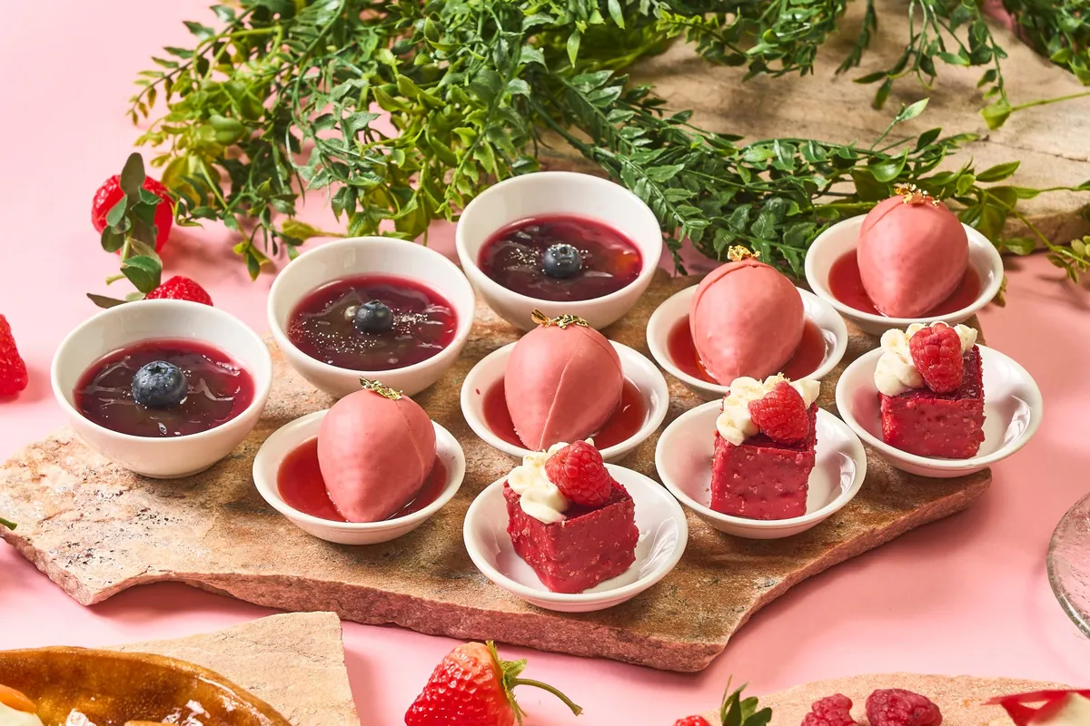 苺の形を模した可愛らしいムースやベリーのデザート