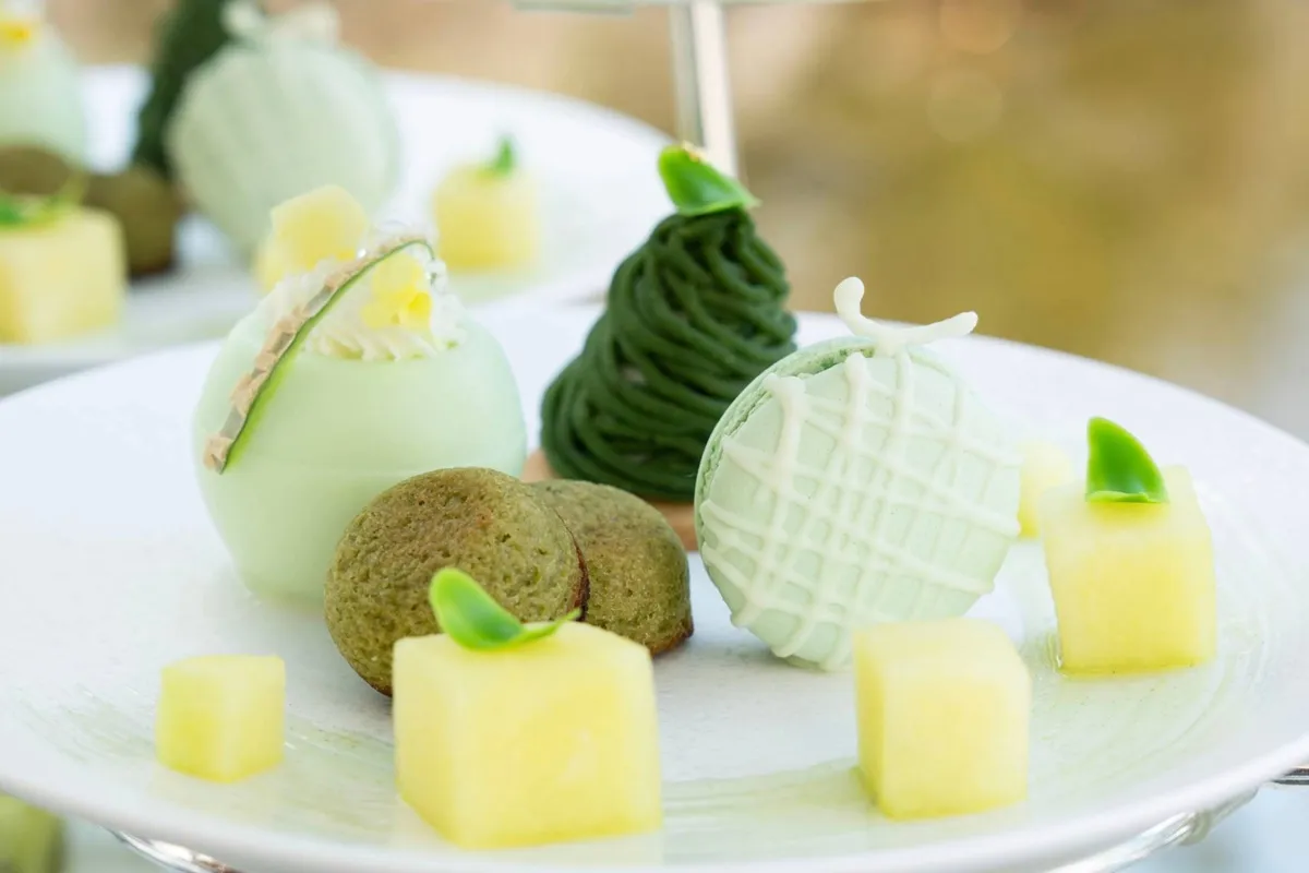 抹茶モンブランやメロンマカロンが並ぶスイーツプレート