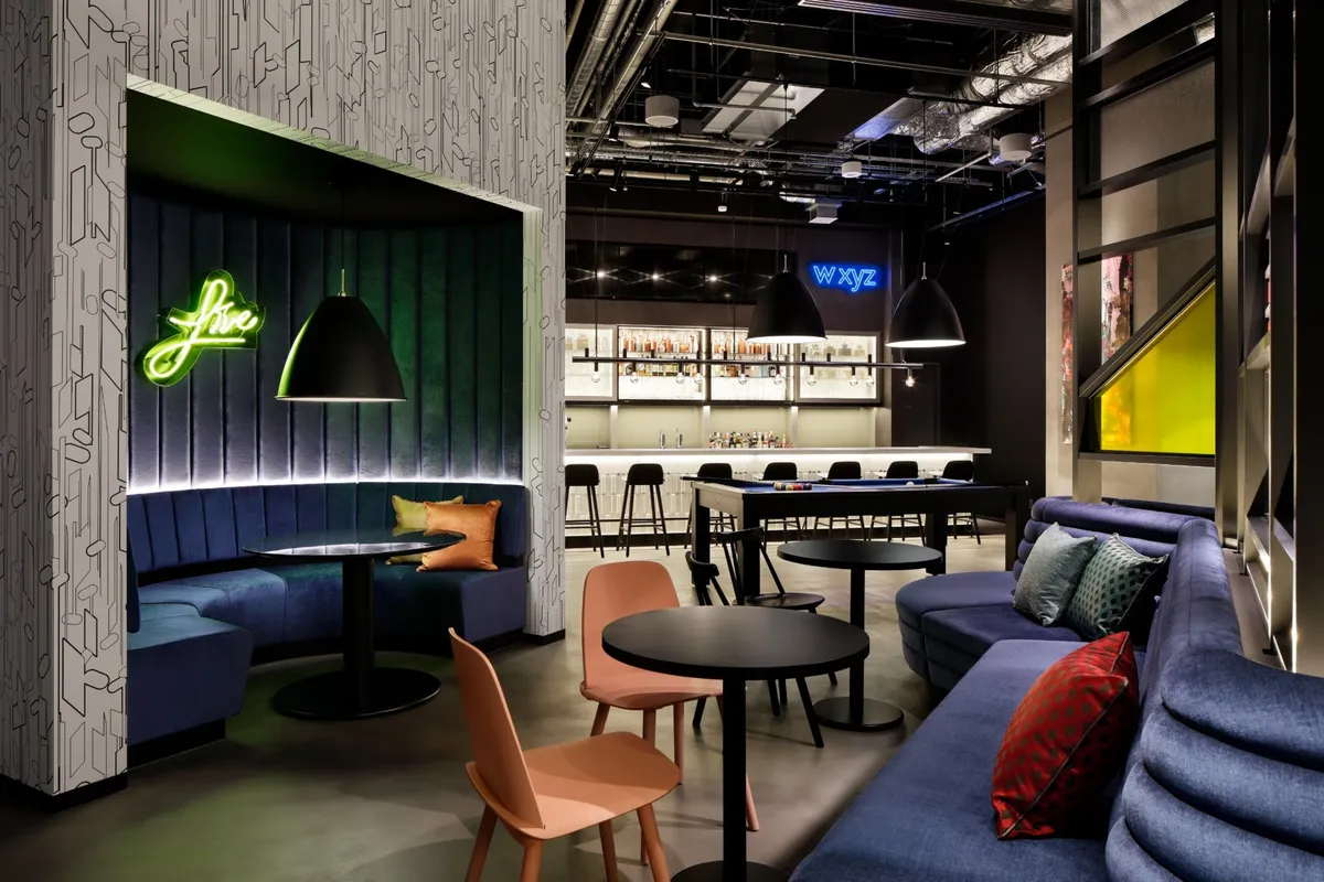 モダンなインテリアが印象的なW XYZ Barの店内