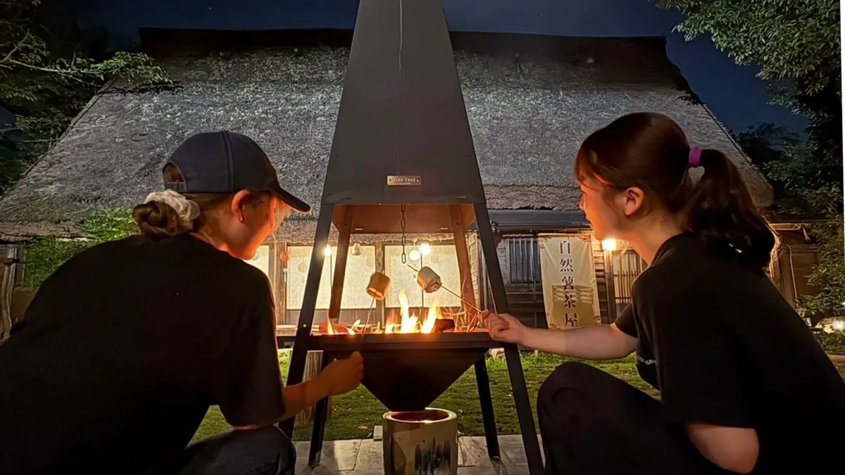 夜の焚き火でメガマシュマロを焼く様子