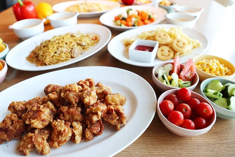 唐揚げやポテトなど子供に人気のメニューが並ぶキッズブッフェ