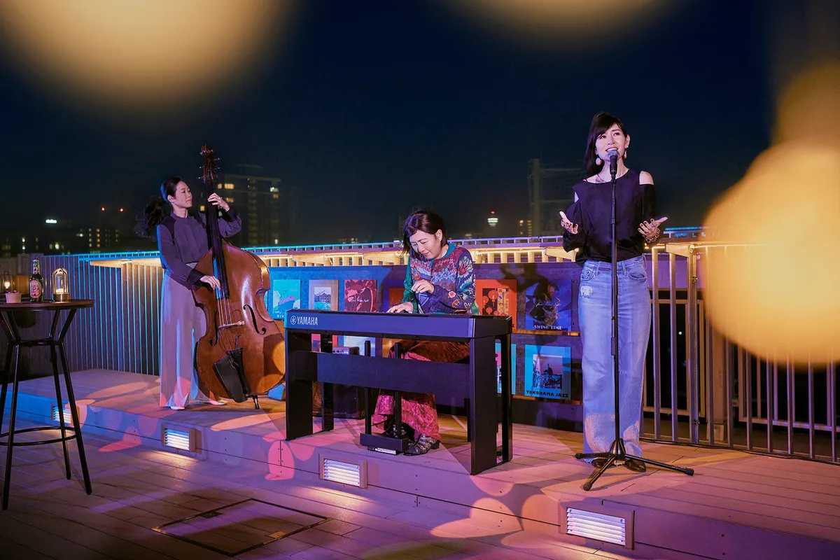 テラスで演奏するジャズミュージシャン