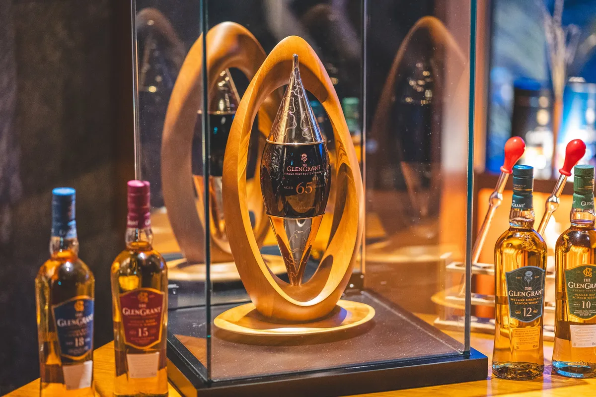 バーカウンターに並ぶグレングラントのボトルラインナップ