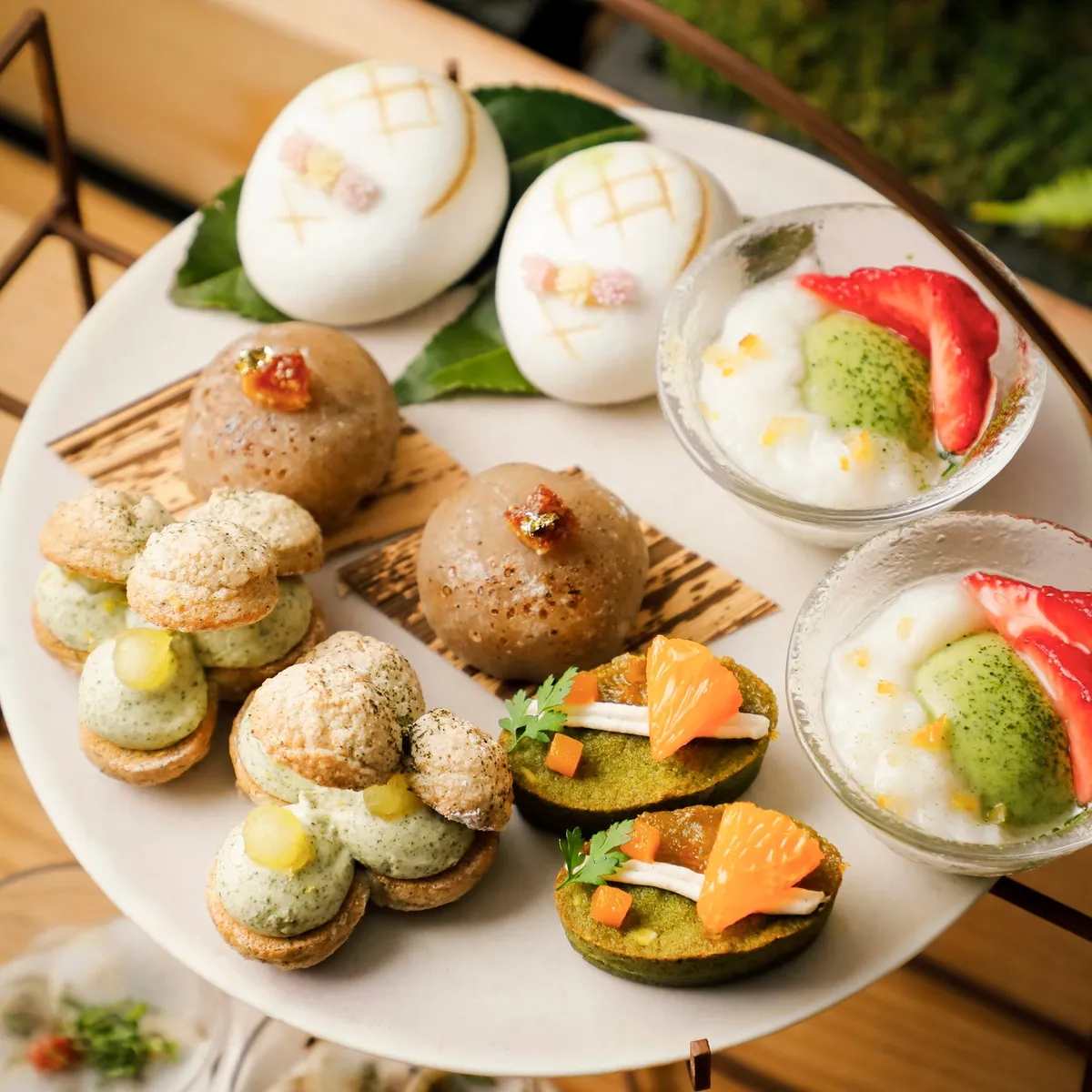 抹茶を使用した彩り豊かなスイーツのアップ