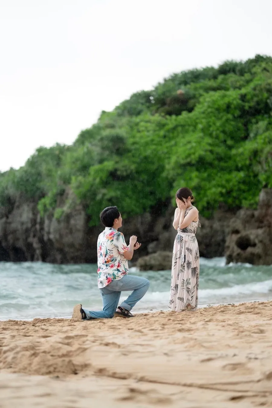 ビーチでのプロポーズシーン
