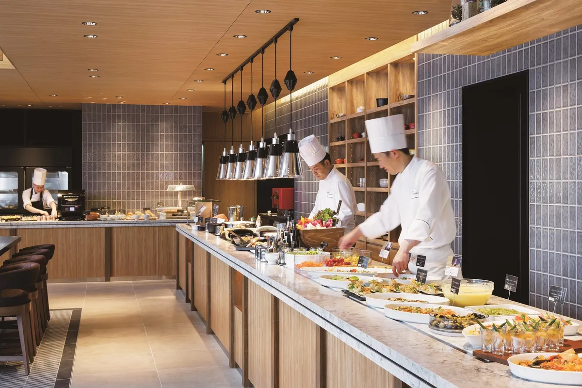 熟練のシェフが目の前で仕上げるライブキッチン