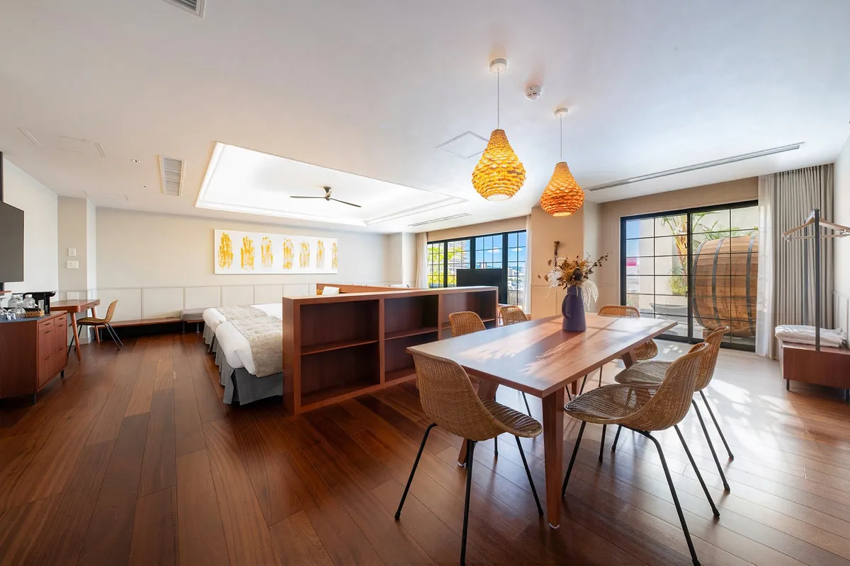 広々としたゴールドスイートの客室インテリア