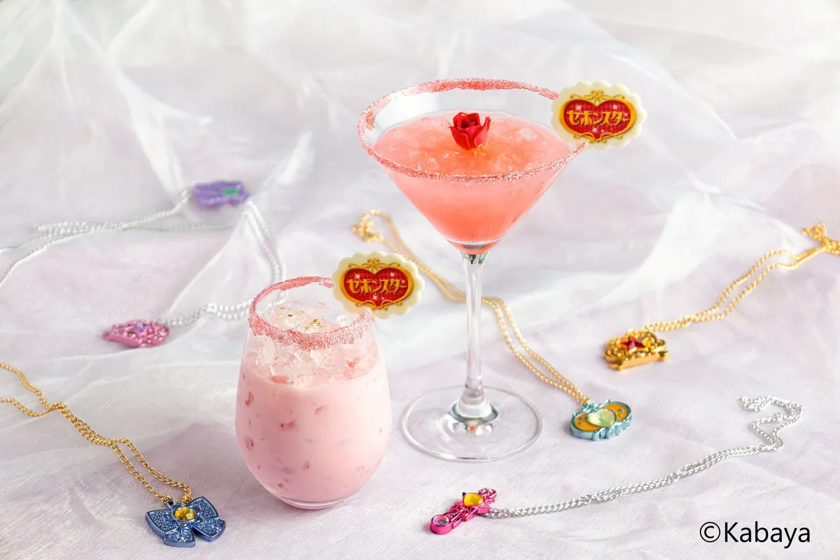 セボンスターのロゴチョコを添えた淡いピンク色のコラボカクテル