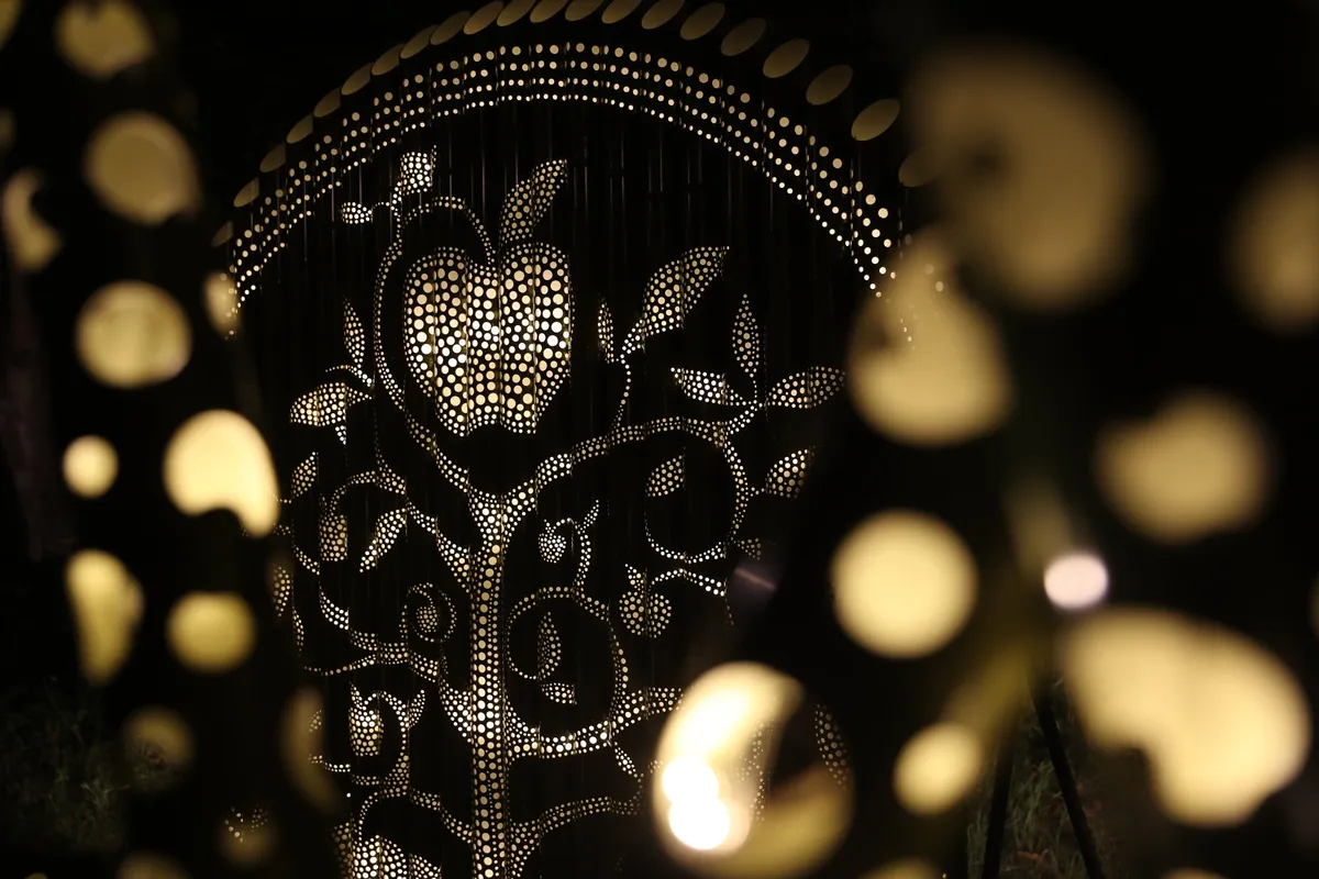 大子町の名産であるリンゴをモチーフにした幻想的な竹灯りのアート