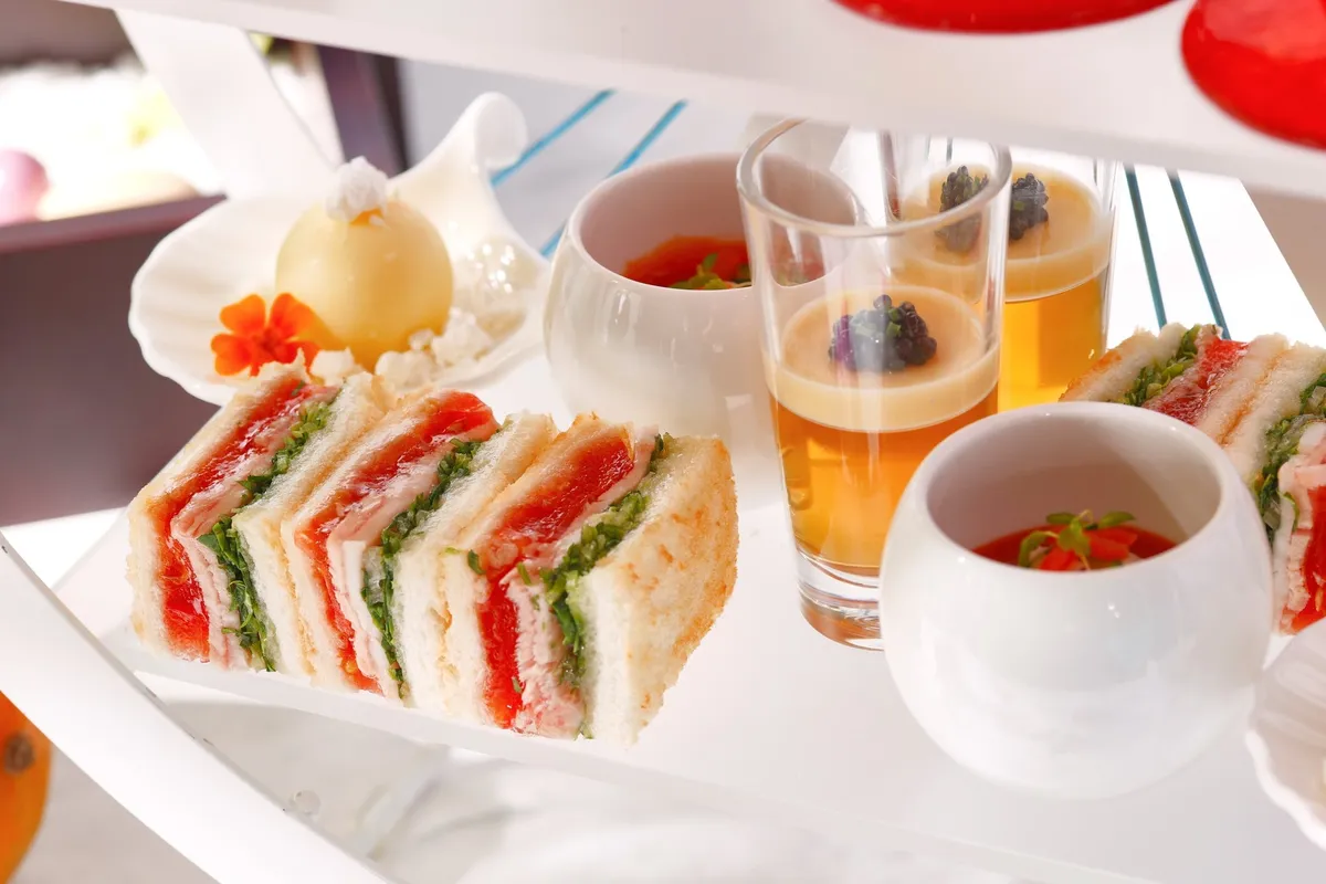 キャヴィアを添えたセイボリーと特製サンドイッチ